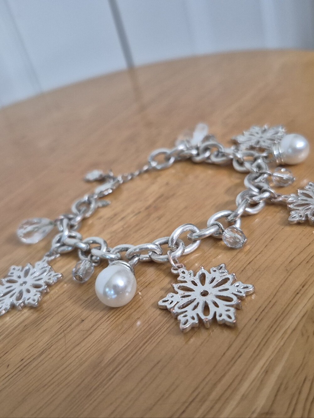 Avon 2006 winter wonderland snowflake charm bracelet